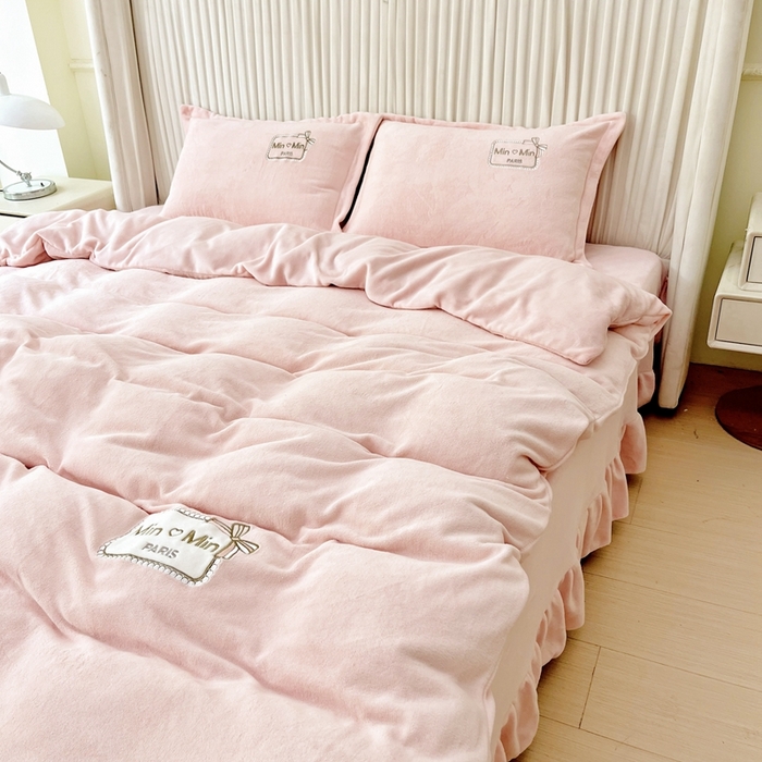 91家纺网 家纺一手货源 找家纺 梦纤绒 2025新款加厚牛奶绒绣花贴布绣宝宝绒精包装精品四件套-MinMin MinMin-粉色