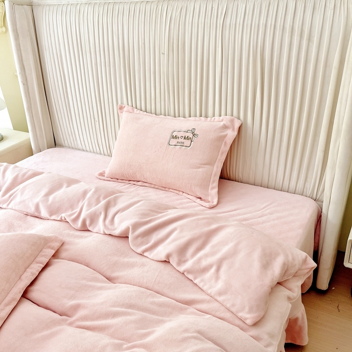 91家纺网 家纺一手货源 找家纺 梦纤绒 2025新款加厚牛奶绒绣花贴布绣宝宝绒精包装精品四件套-MinMin MinMin-粉色