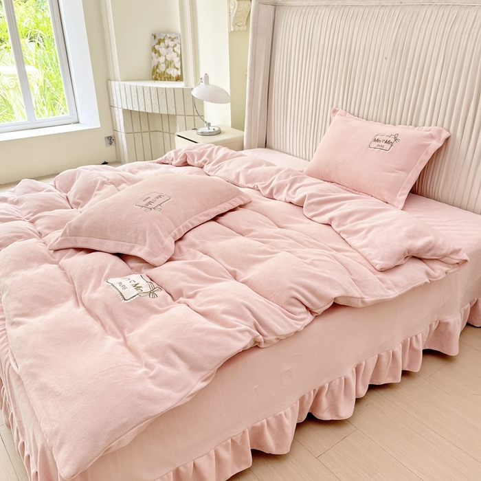 91家纺网 家纺一手货源 找家纺 梦纤绒 2025新款加厚牛奶绒绣花贴布绣宝宝绒精包装精品四件套-MinMin MinMin-粉色