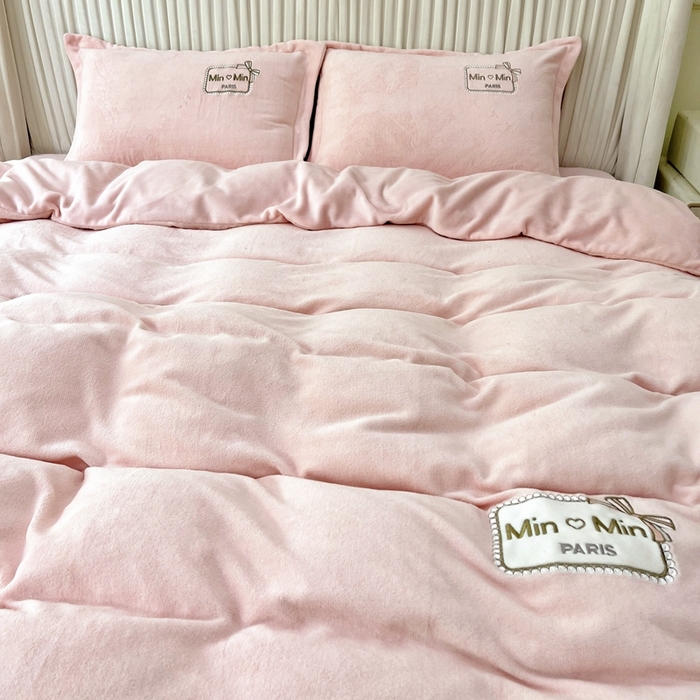 91家纺网 家纺一手货源 找家纺 梦纤绒 2025新款加厚牛奶绒绣花贴布绣宝宝绒精包装精品四件套-MinMin MinMin-粉色