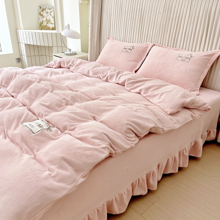 91家纺网 家纺一手货源 找家纺 梦纤绒 2025新款加厚牛奶绒绣花贴布绣宝宝绒精包装精品四件套-MinMin MinMin-粉色