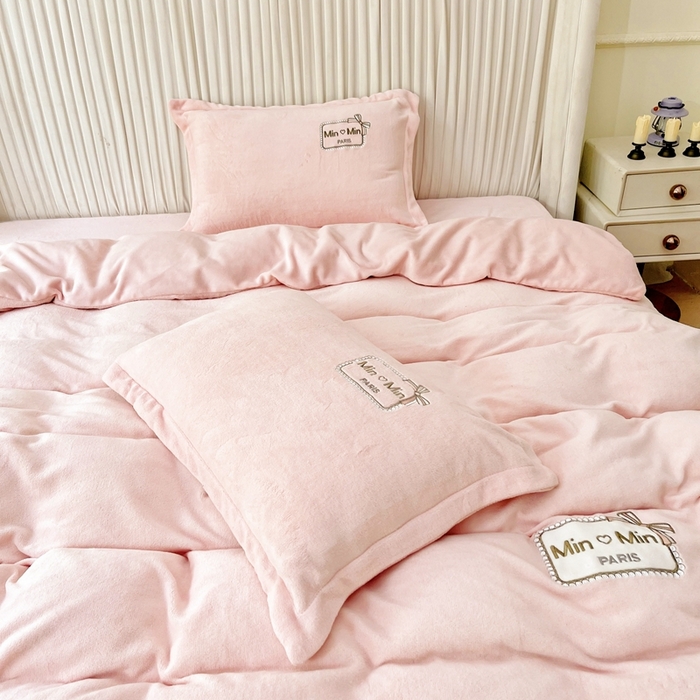 91家纺网 家纺一手货源 找家纺 梦纤绒 2025新款加厚牛奶绒绣花贴布绣宝宝绒精包装精品四件套-MinMin MinMin-粉色