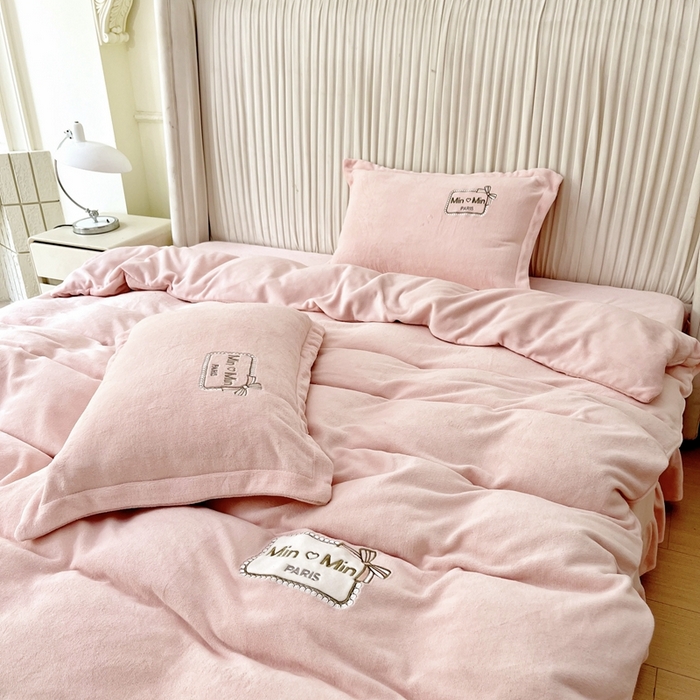 91家纺网 家纺一手货源 找家纺 梦纤绒 2025新款加厚牛奶绒绣花贴布绣宝宝绒精包装精品四件套-MinMin MinMin-粉色