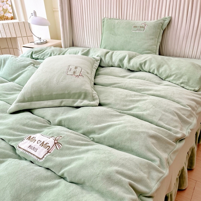 91家纺网 家纺一手货源 找家纺 梦纤绒 2025新款加厚牛奶绒绣花贴布绣宝宝绒精包装精品四件套-MinMin MinMin-绿色