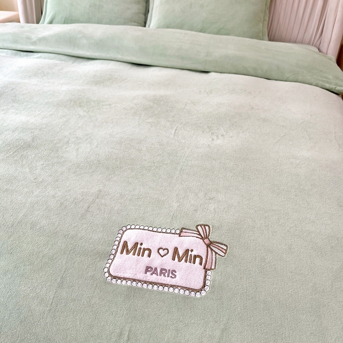 91家纺网 家纺一手货源 找家纺 梦纤绒 2025新款加厚牛奶绒绣花贴布绣宝宝绒精包装精品四件套-MinMin MinMin-绿色