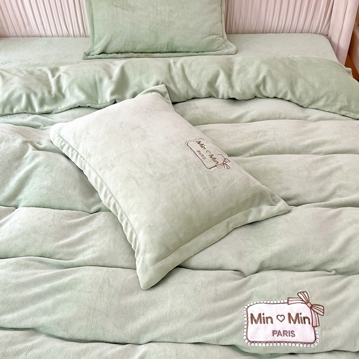 91家纺网 家纺一手货源 找家纺 梦纤绒 2025新款加厚牛奶绒绣花贴布绣宝宝绒精包装精品四件套-MinMin MinMin-绿色