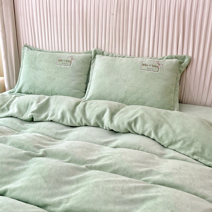 91家纺网 家纺一手货源 找家纺 梦纤绒 2025新款加厚牛奶绒绣花贴布绣宝宝绒精包装精品四件套-MinMin MinMin-绿色