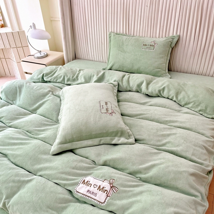 91家纺网 家纺一手货源 找家纺 梦纤绒 2025新款加厚牛奶绒绣花贴布绣宝宝绒精包装精品四件套-MinMin MinMin-绿色