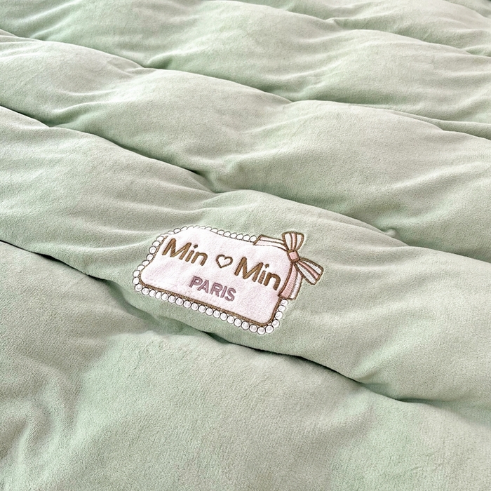 91家纺网 家纺一手货源 找家纺 梦纤绒 2025新款加厚牛奶绒绣花贴布绣宝宝绒精包装精品四件套-MinMin MinMin-绿色