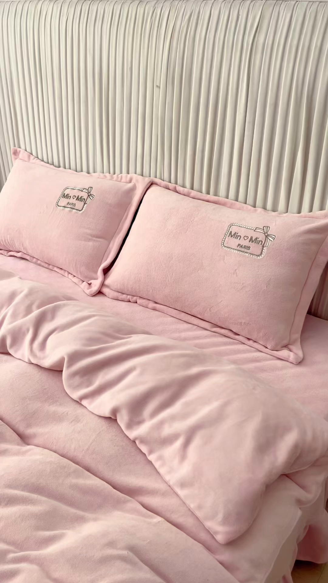 91家纺网 家纺一手货源 找家纺 梦纤绒 2025新款加厚牛奶绒绣花贴布绣宝宝绒精包装精品四件套-MinMin MinMin-粉色