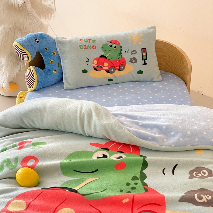 91家纺网 家纺一手货源 找家纺 宝贝优选 2025新款A类卡通数码印幼儿园儿童牛奶绒套件 恐龙小司机