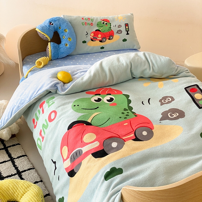 91家纺网 家纺一手货源 找家纺 宝贝优选 2025新款A类卡通数码印幼儿园儿童牛奶绒套件 恐龙小司机