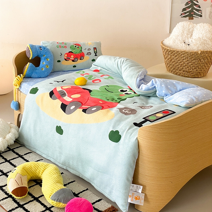 91家纺网 家纺一手货源 找家纺 宝贝优选 2025新款A类卡通数码印幼儿园儿童牛奶绒套件 恐龙小司机