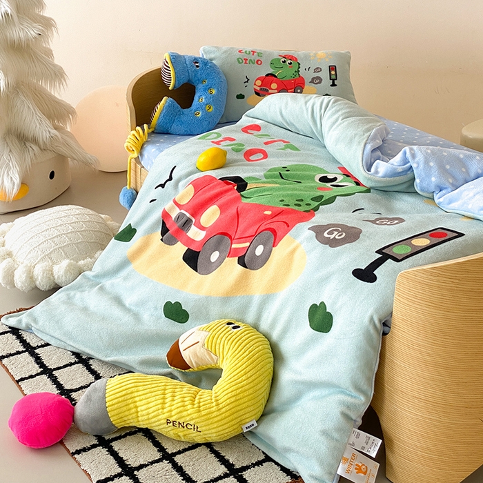 91家纺网 家纺一手货源 找家纺 宝贝优选 2025新款A类卡通数码印幼儿园儿童牛奶绒套件 恐龙小司机