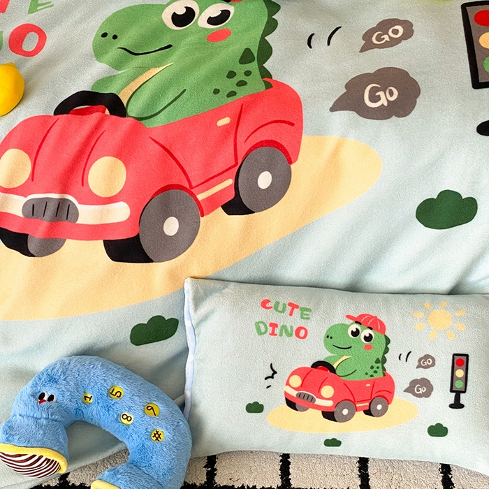 91家纺网 家纺一手货源 找家纺 宝贝优选 2025新款A类卡通数码印幼儿园儿童牛奶绒套件 恐龙小司机