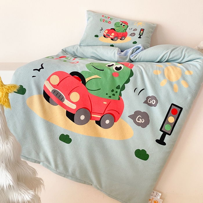 91家纺网 家纺一手货源 找家纺 宝贝优选 2025新款A类卡通数码印幼儿园儿童牛奶绒套件 恐龙小司机