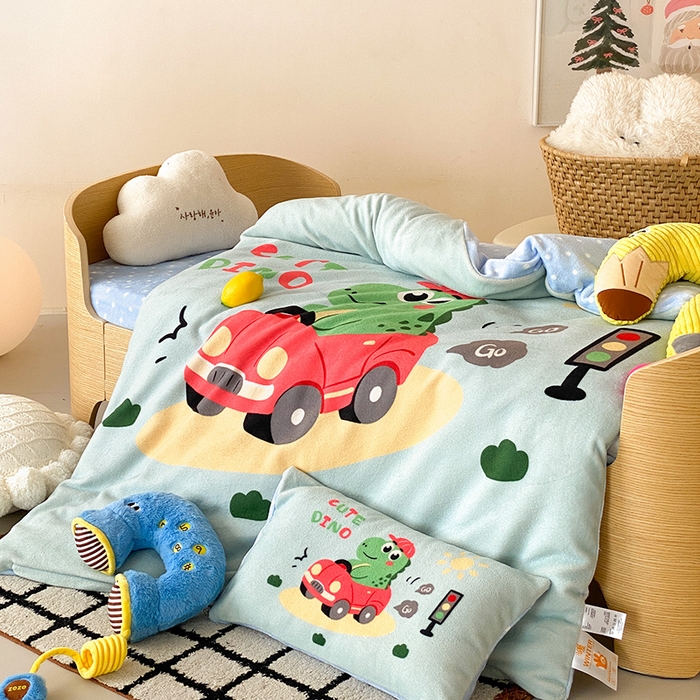 91家纺网 家纺一手货源 找家纺 宝贝优选 2025新款A类卡通数码印幼儿园儿童牛奶绒套件 恐龙小司机