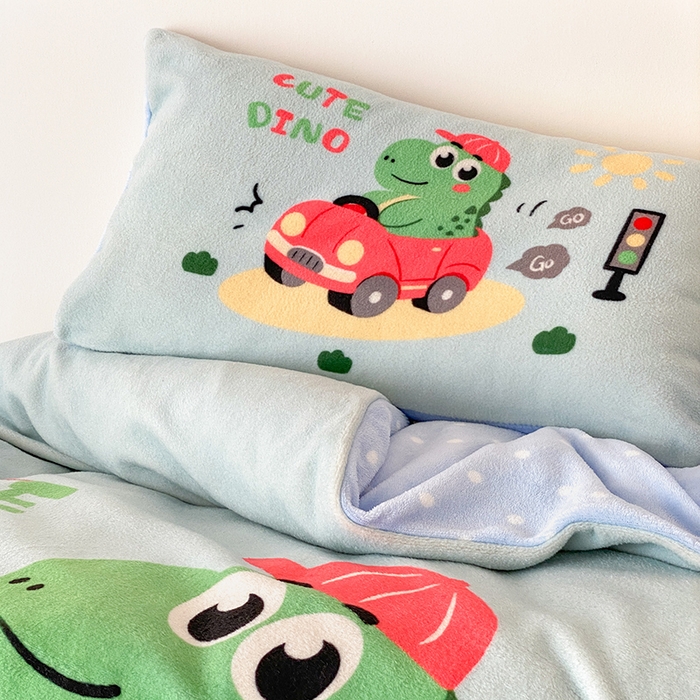 91家纺网 家纺一手货源 找家纺 宝贝优选 2025新款A类卡通数码印幼儿园儿童牛奶绒套件 恐龙小司机