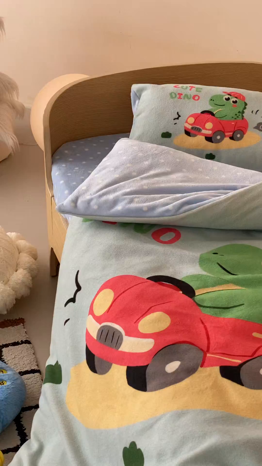 91家纺网 家纺一手货源 找家纺 宝贝优选 2025新款A类卡通数码印幼儿园儿童牛奶绒套件 恐龙小司机