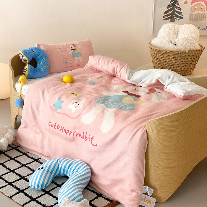 91家纺网 家纺一手货源 找家纺 宝贝优选 2025新款A类卡通数码印幼儿园儿童牛奶绒套件 魔法口袋