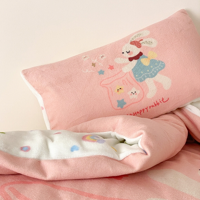 91家纺网 家纺一手货源 找家纺 宝贝优选 2025新款A类卡通数码印幼儿园儿童牛奶绒套件 魔法口袋