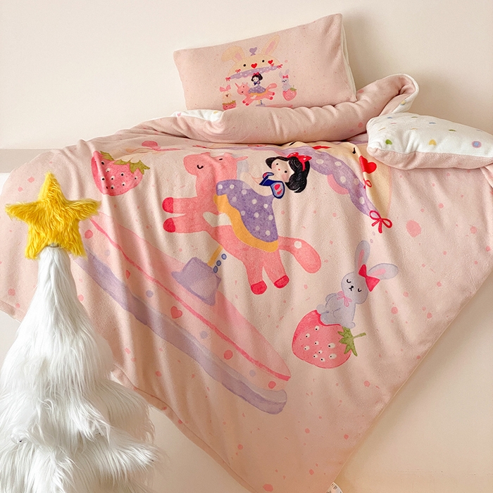 91家纺网 家纺一手货源 找家纺 宝贝优选 2025新款A类卡通数码印幼儿园儿童牛奶绒套件 木马公主