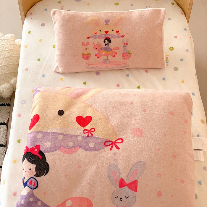 91家纺网 家纺一手货源 找家纺 宝贝优选 2025新款A类卡通数码印幼儿园儿童牛奶绒套件 木马公主