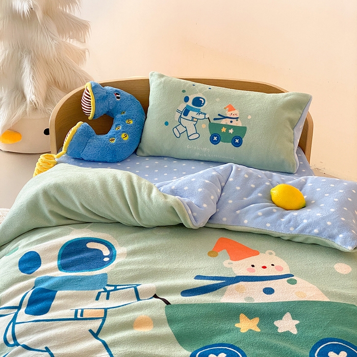 91家纺网 家纺一手货源 找家纺 宝贝优选 2025新款A类卡通数码印幼儿园儿童牛奶绒套件 太空雪人