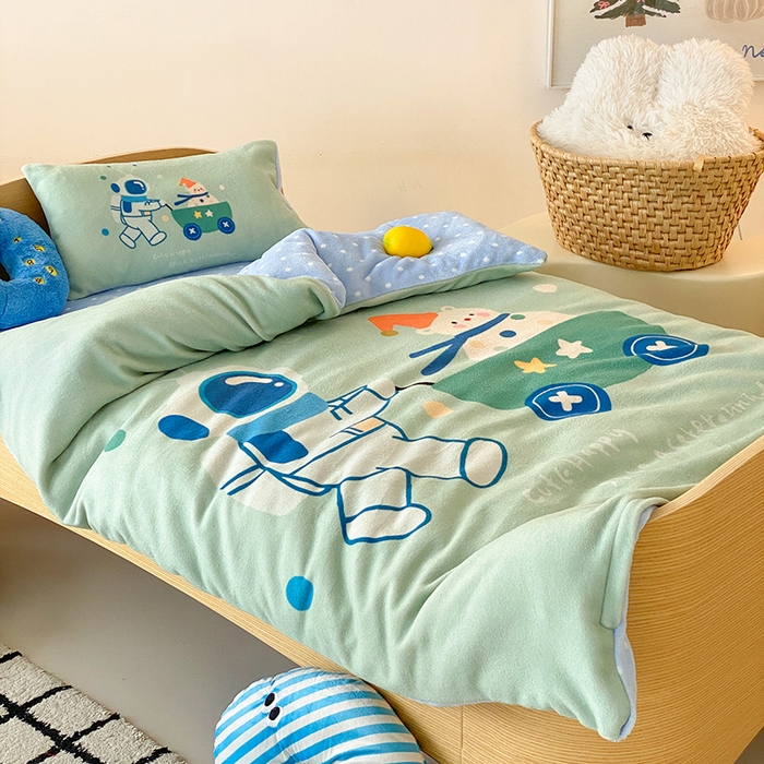 91家纺网 家纺一手货源 找家纺 宝贝优选 2025新款A类卡通数码印幼儿园儿童牛奶绒套件 太空雪人