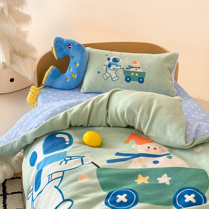 91家纺网 家纺一手货源 找家纺 宝贝优选 2025新款A类卡通数码印幼儿园儿童牛奶绒套件 太空雪人