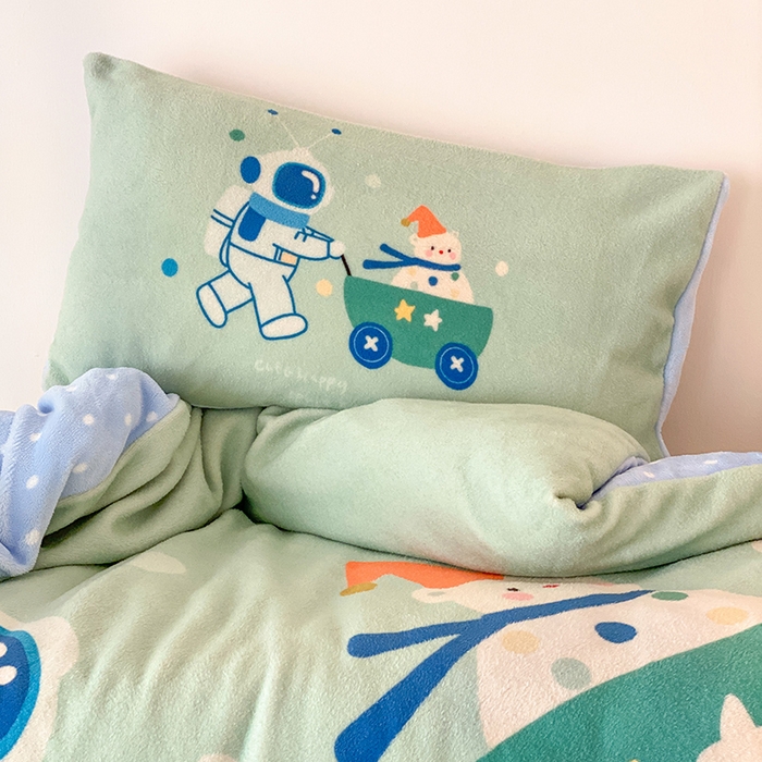 91家纺网 家纺一手货源 找家纺 宝贝优选 2025新款A类卡通数码印幼儿园儿童牛奶绒套件 太空雪人