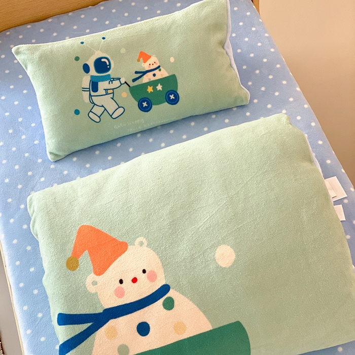 91家纺网 家纺一手货源 找家纺 宝贝优选 2025新款A类卡通数码印幼儿园儿童牛奶绒套件 太空雪人