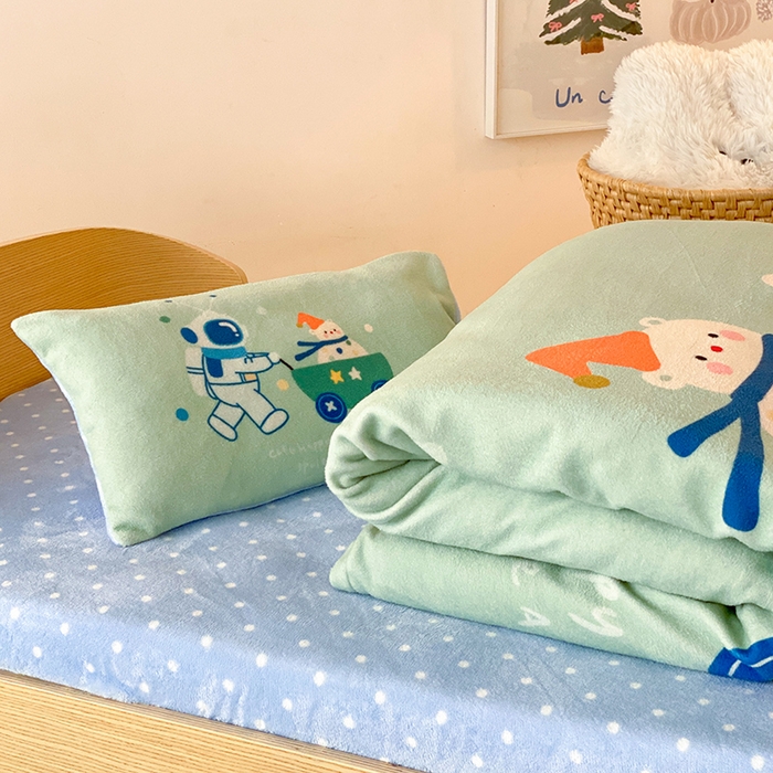 91家纺网 家纺一手货源 找家纺 宝贝优选 2025新款A类卡通数码印幼儿园儿童牛奶绒套件 太空雪人