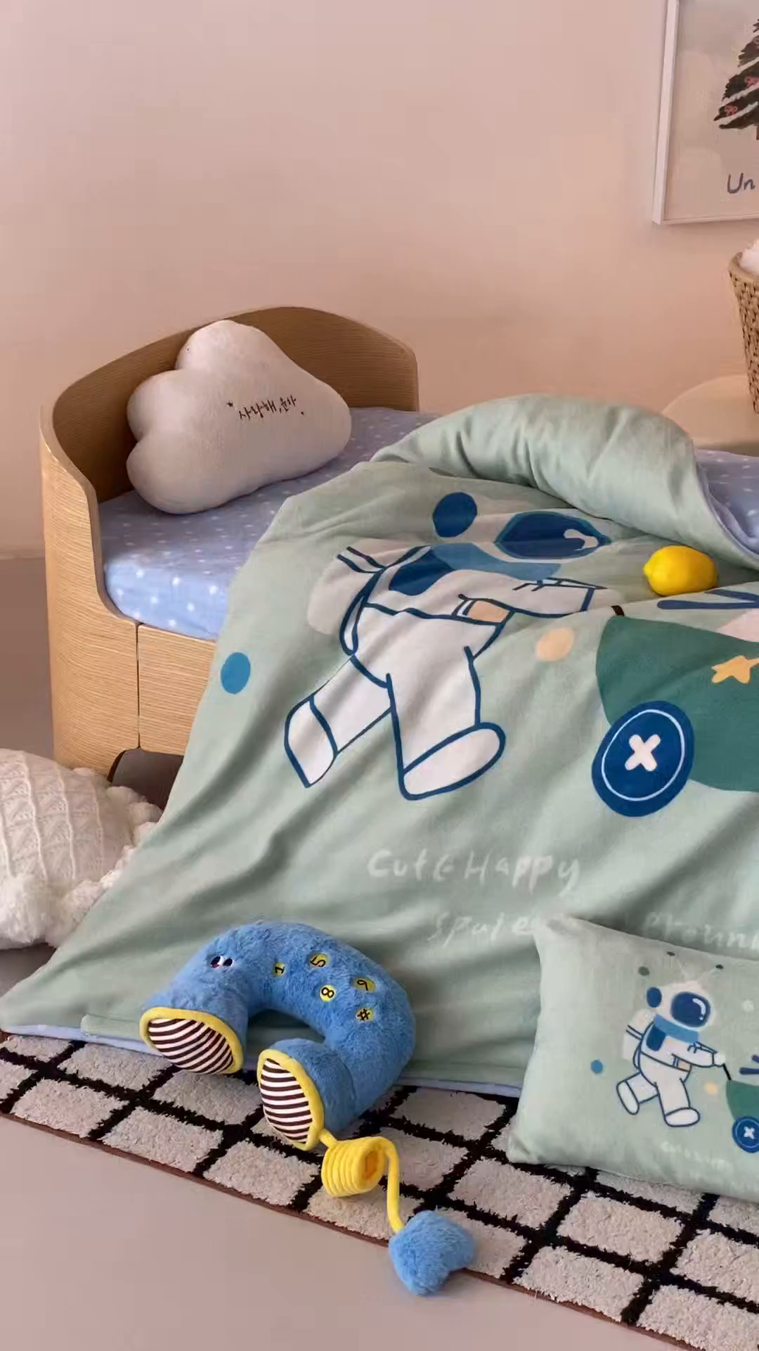 91家纺网 家纺一手货源 找家纺 宝贝优选 2025新款A类卡通数码印幼儿园儿童牛奶绒套件 太空雪人