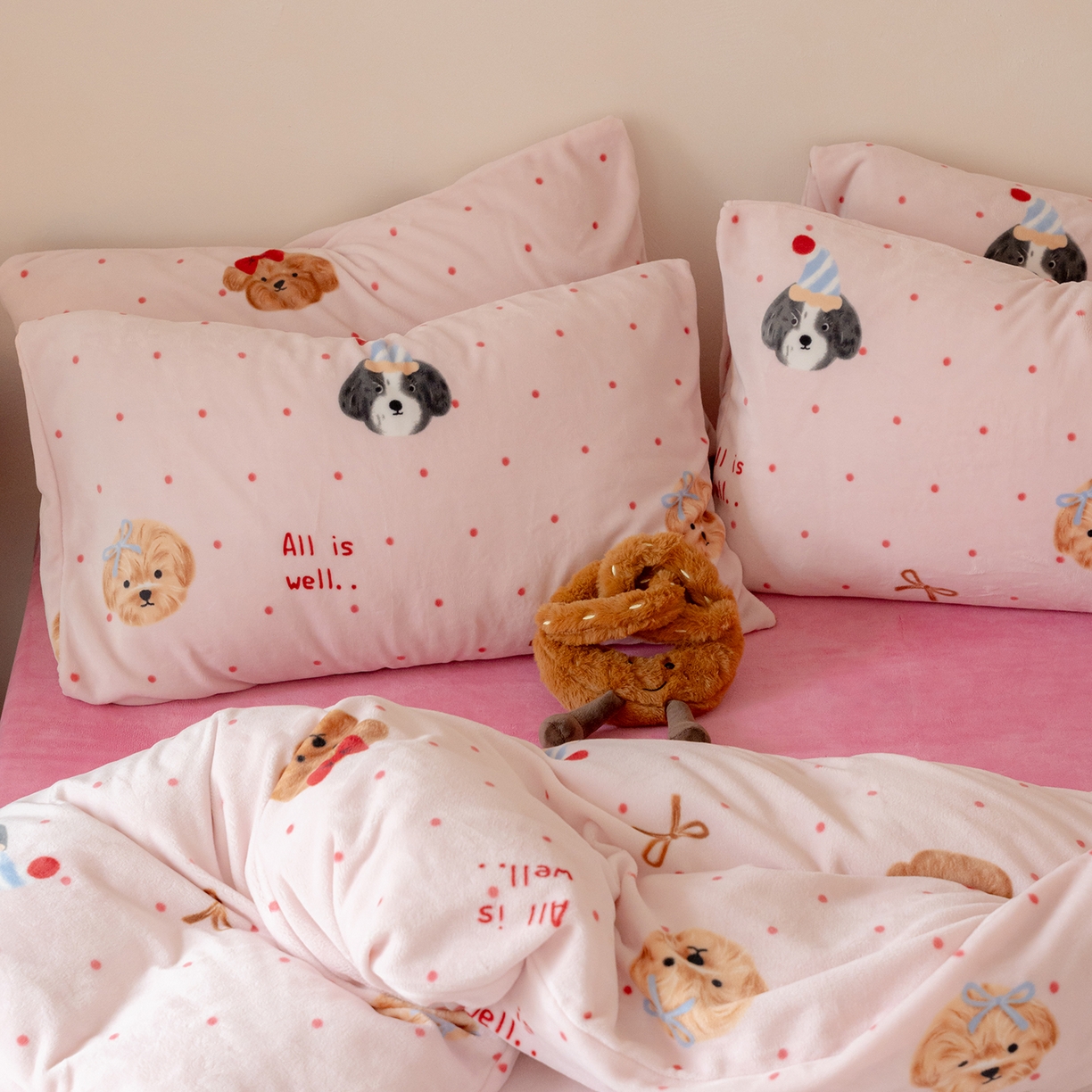 91家纺网 家纺一手货源 找家纺 时光里 2025新款230克印花牛奶绒系列四件套 波点小汪