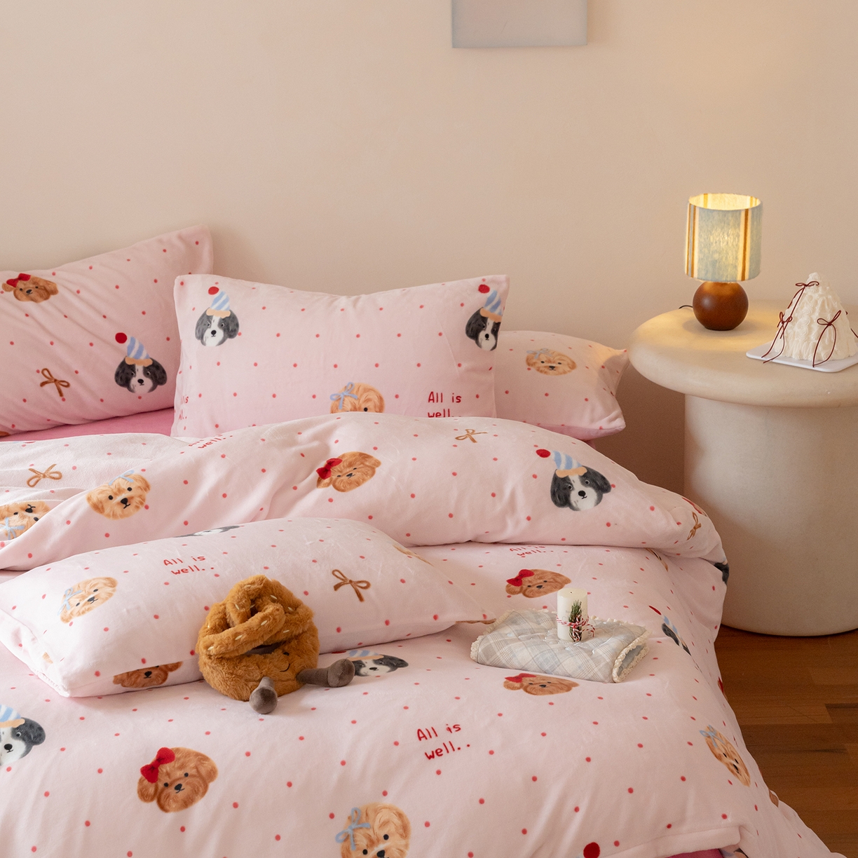 91家纺网 家纺一手货源 找家纺 时光里 2025新款230克印花牛奶绒系列四件套 波点小汪