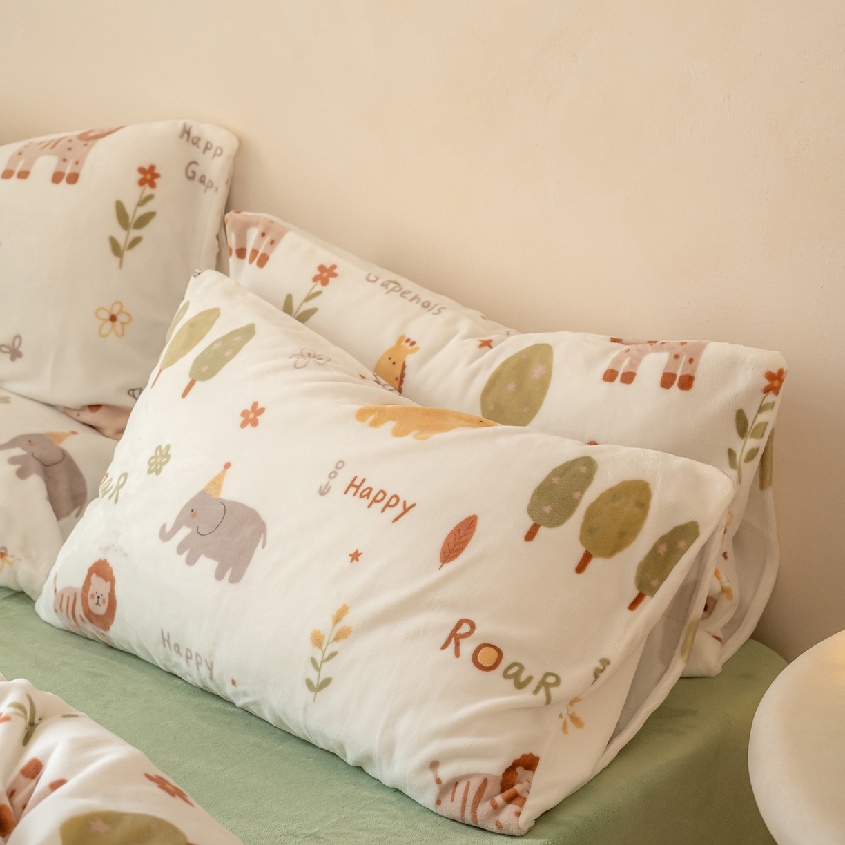 91家纺网 家纺一手货源 找家纺 时光里 2025新款230克印花牛奶绒系列四件套 动物园