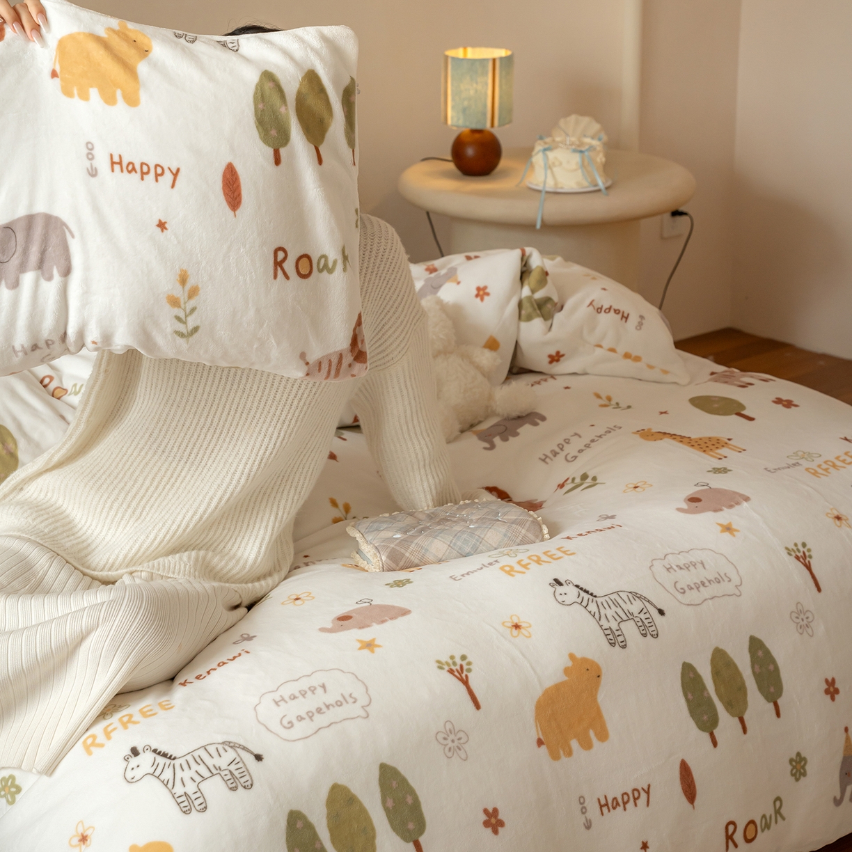 91家纺网 家纺一手货源 找家纺 时光里 2025新款230克印花牛奶绒系列四件套 动物园