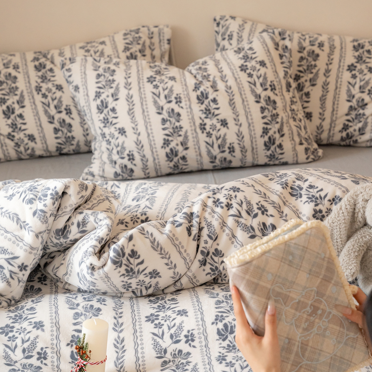 91家纺网 家纺一手货源 找家纺 时光里 2025新款230克印花牛奶绒系列四件套 扶摇