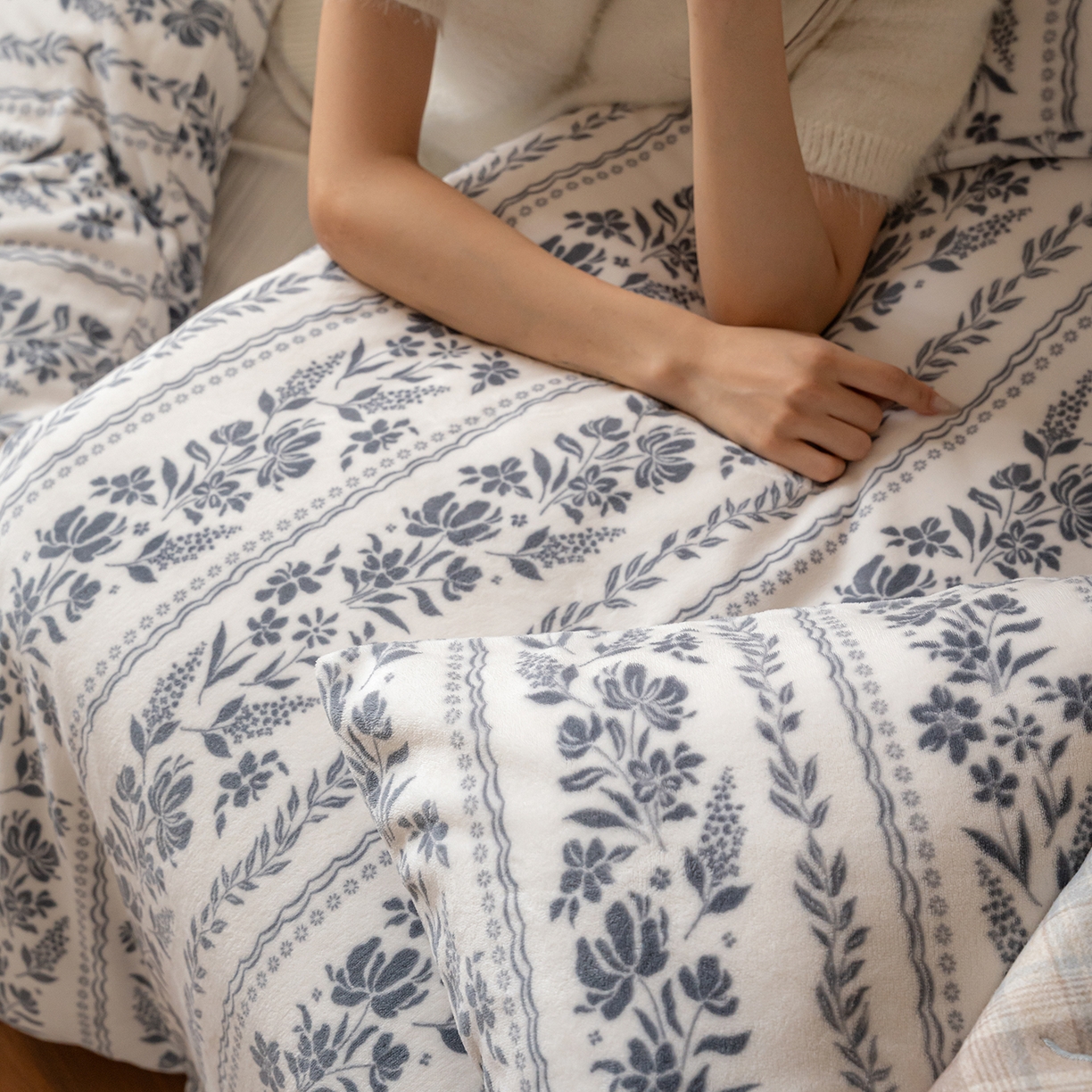 91家纺网 家纺一手货源 找家纺 时光里 2025新款230克印花牛奶绒系列四件套 扶摇