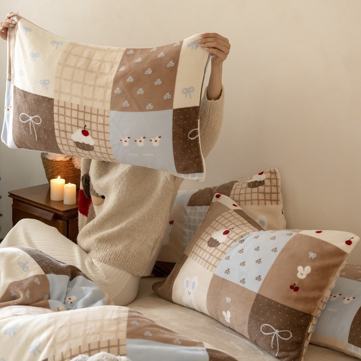 91家纺网 家纺一手货源 找家纺 时光里 2025新款230克印花牛奶绒系列四件套 格子兔