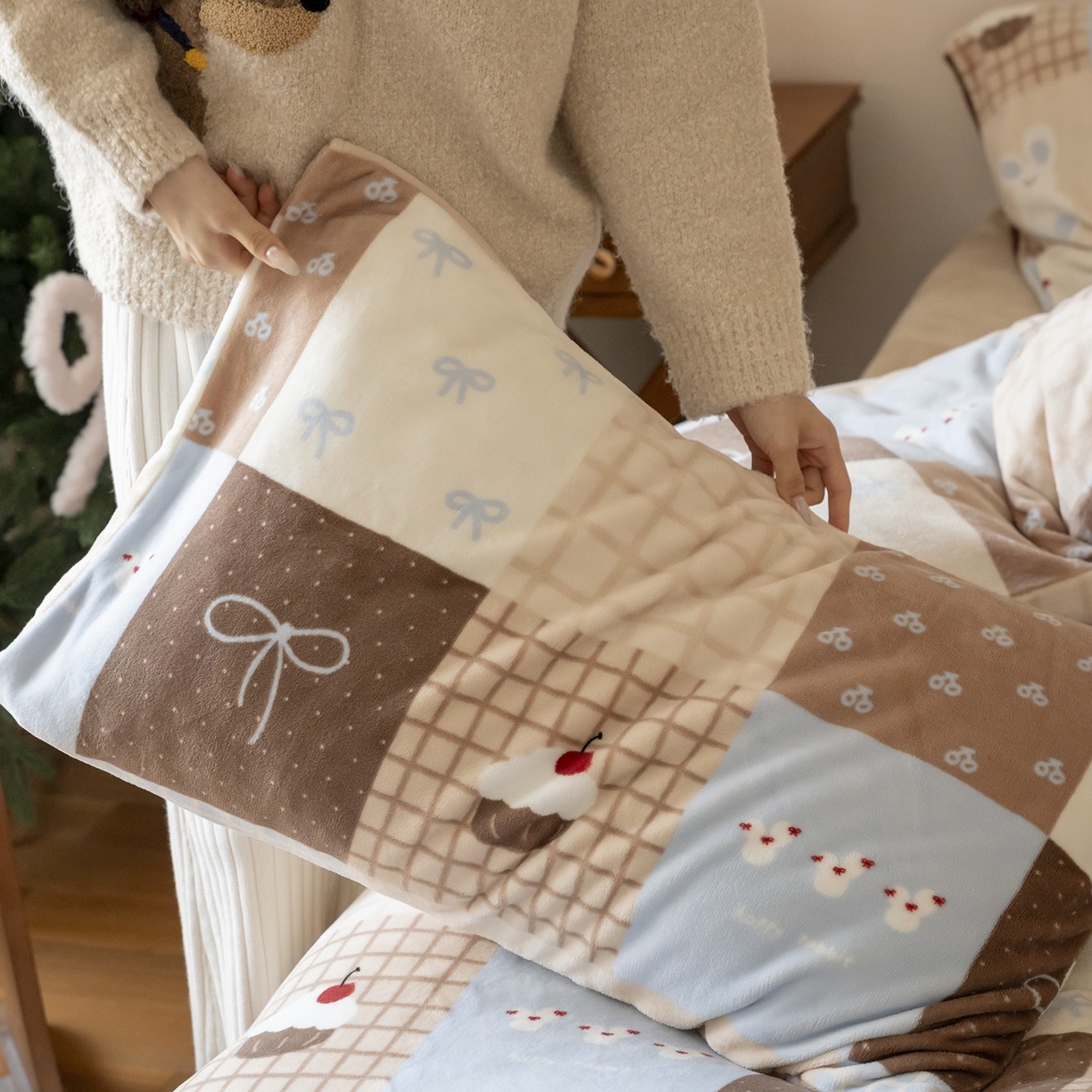 91家纺网 家纺一手货源 找家纺 时光里 2025新款230克印花牛奶绒系列四件套 格子兔