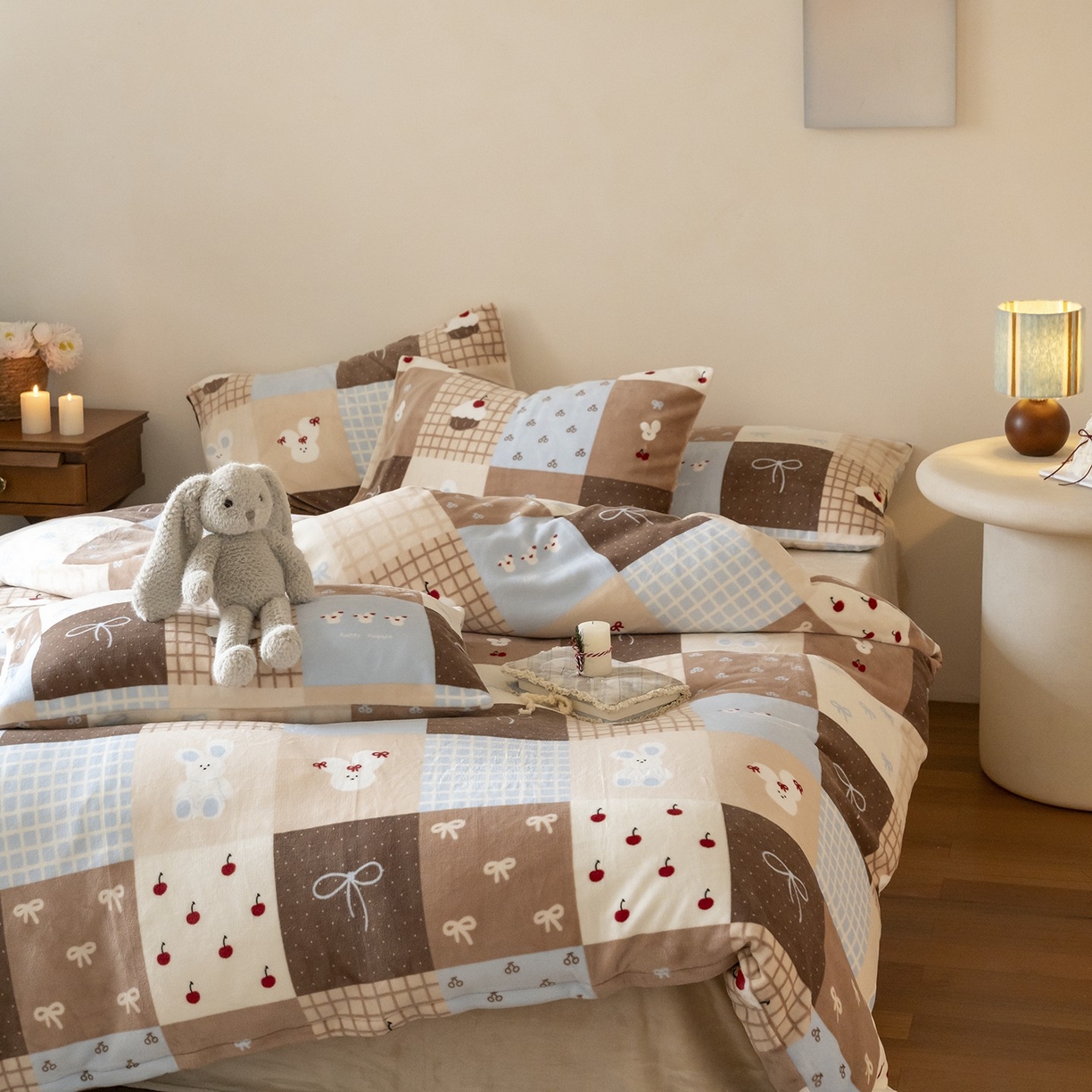 91家纺网 家纺一手货源 找家纺 时光里 2025新款230克印花牛奶绒系列四件套 格子兔