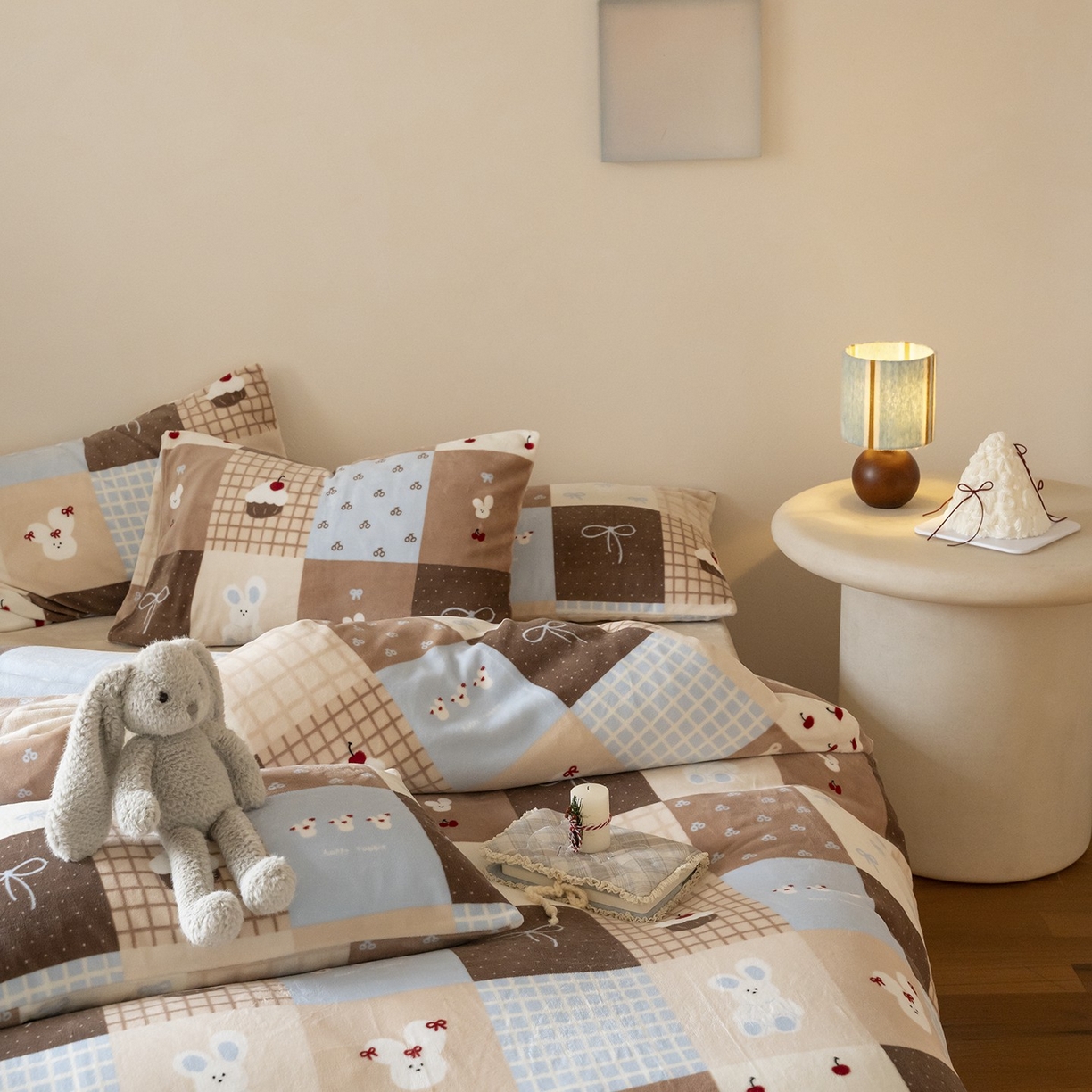 91家纺网 家纺一手货源 找家纺 时光里 2025新款230克印花牛奶绒系列四件套 格子兔