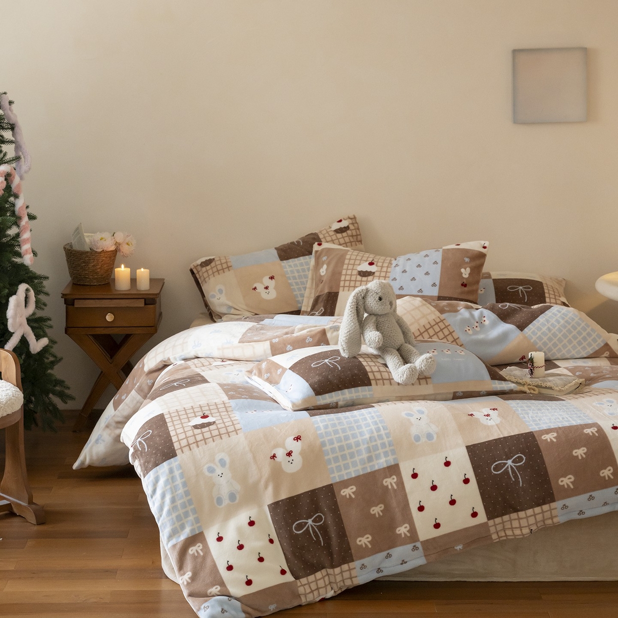 91家纺网 家纺一手货源 找家纺 时光里 2025新款230克印花牛奶绒系列四件套 格子兔