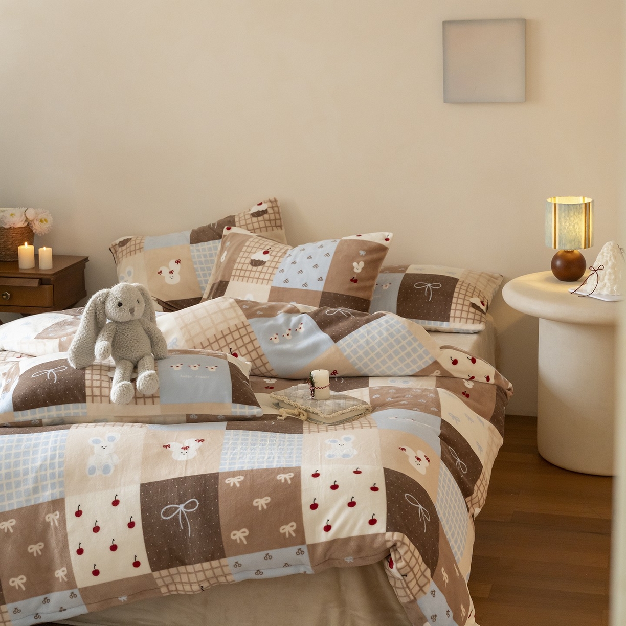 91家纺网 家纺一手货源 找家纺 时光里 2025新款230克印花牛奶绒系列四件套 格子兔