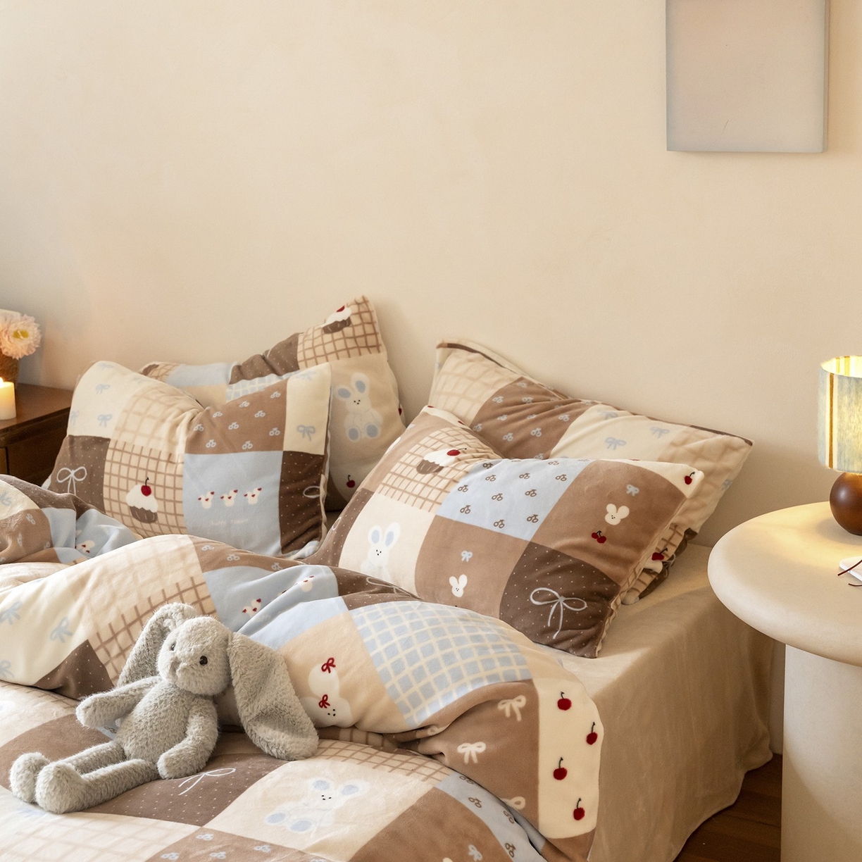 91家纺网 家纺一手货源 找家纺 时光里 2025新款230克印花牛奶绒系列四件套 格子兔