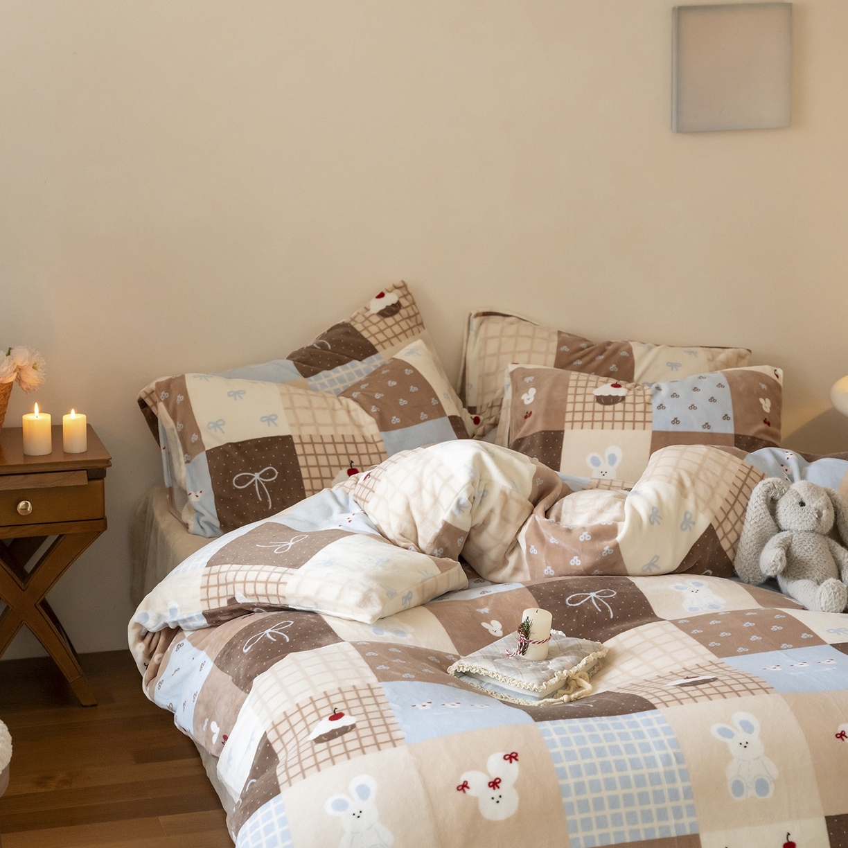 91家纺网 家纺一手货源 找家纺 时光里 2025新款230克印花牛奶绒系列四件套 格子兔