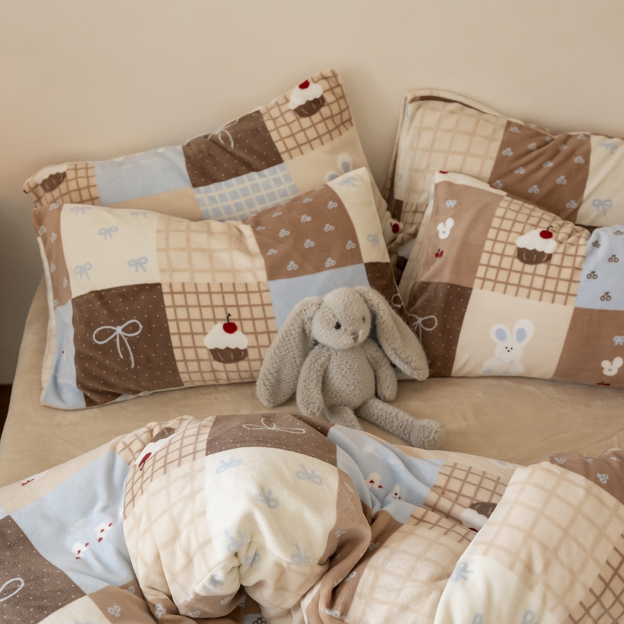 91家纺网 家纺一手货源 找家纺 时光里 2025新款230克印花牛奶绒系列四件套 格子兔