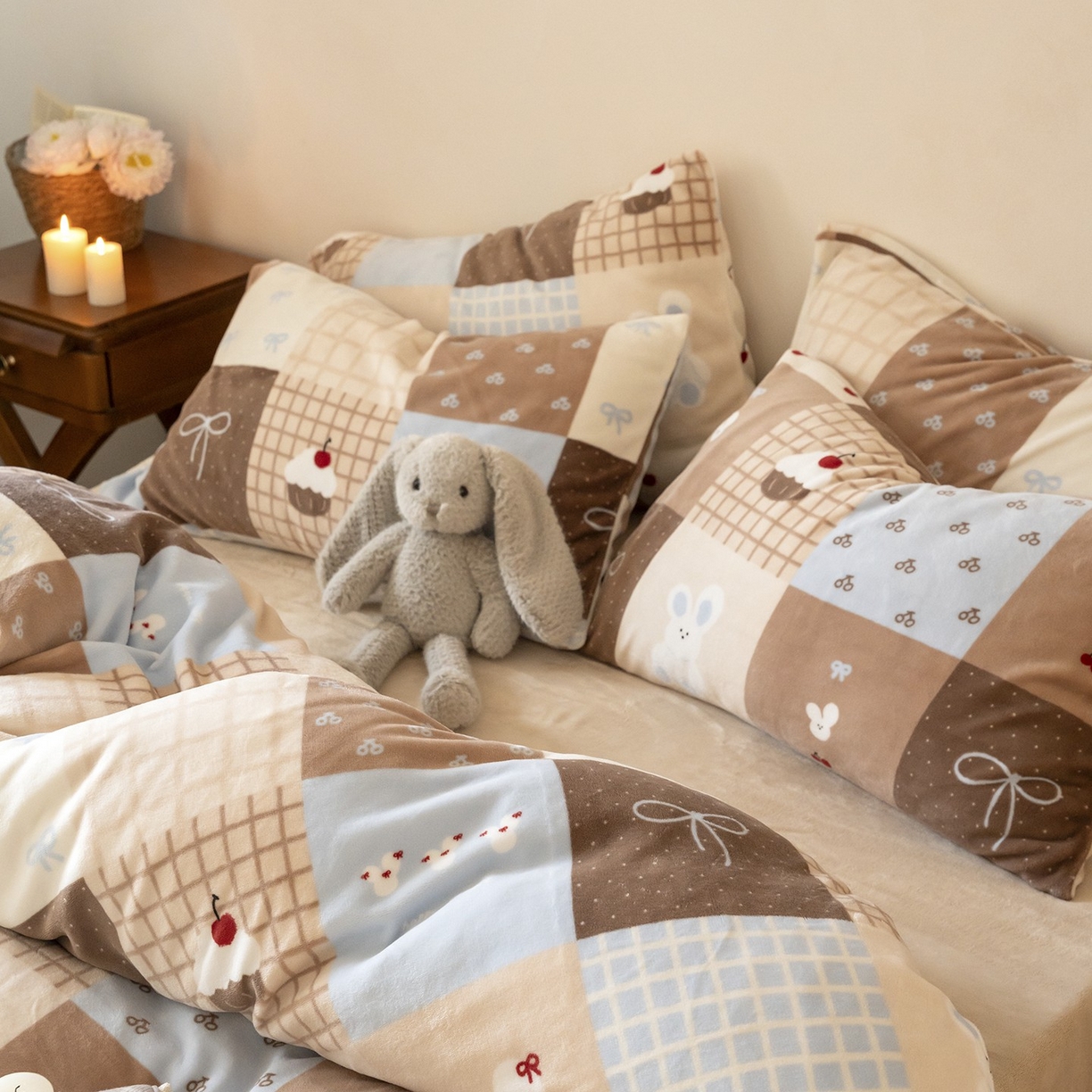 91家纺网 家纺一手货源 找家纺 时光里 2025新款230克印花牛奶绒系列四件套 格子兔